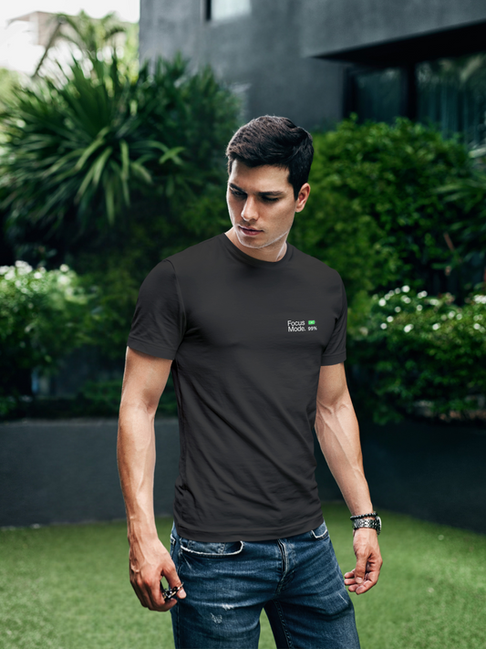 Vyfinity Pulse schwarzes T-Shirt „Focus Mode“ mit grünem Batterieladesymbol, getragen von einem Mann im Garten