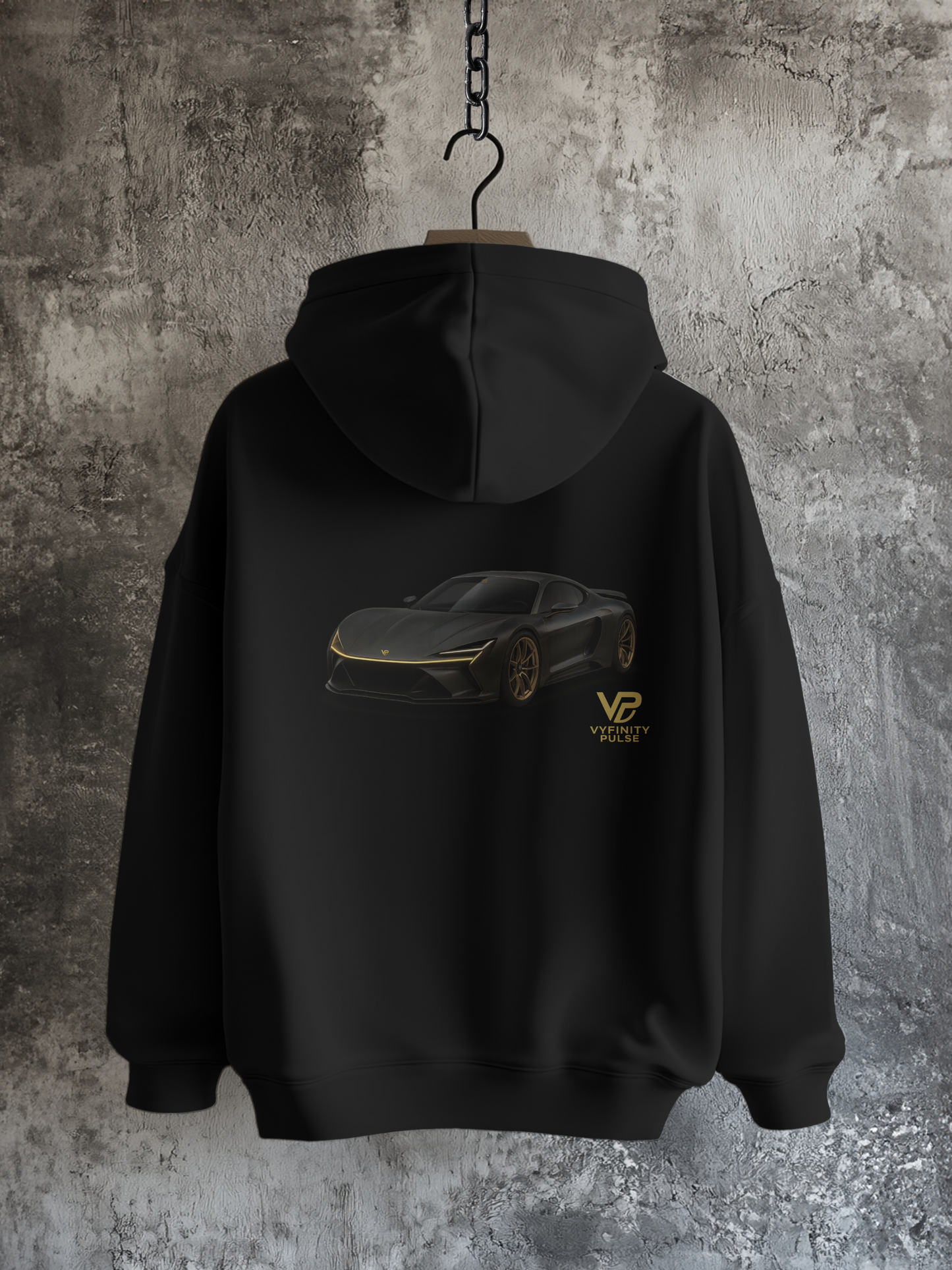 Vyfinity Pulse Hoodie in Schwarz – Rückansicht mit goldenem Sportwagen-Print & VP-Logo auf rustikalem Betonhintergrund