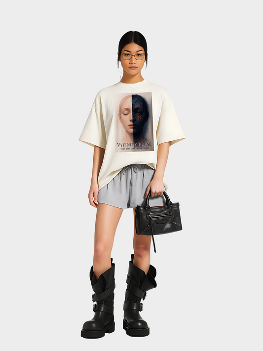 Oversized Vyfinity Pulse T-Shirt Creme mit Gesichtsmotiv Halb hell Halb dunkel getragen von Model mit Stiefeln