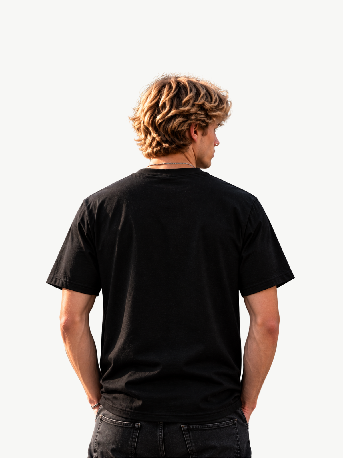 Rückenansicht eines männlichen Models mit schwarzem VYFINITY Raven Halloween T-Shirt, unbedruckter Rückseite, Rundhalsausschnitt und kurzen Ärmeln.