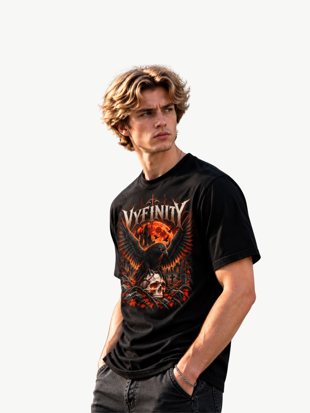 Männliches Model trägt schwarzes VYFINITY Halloween T-Shirt in seitlicher Ansicht mit Gothic-Raben, orangefarbenem Vollmond, Totenschädel und Friedhofsmotiv.