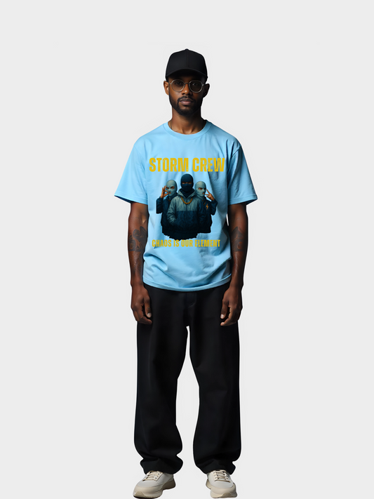Vyfinity Storm Crew T-Shirt Hellblau – Unisex Shirt mit gelbem Frontprint Chaos is our Element, Ganzkörper Ansicht