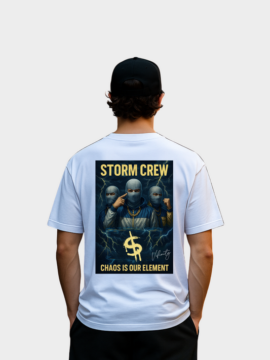 Vyfinity Storm Crew T-Shirt in Weiß, Modelshot Rückansicht. Großer Rückenprint mit drei maskierten Figuren, goldener Schrift „STORM CREW“ oben und „CHAOS IS OUR ELEMENT“ unten, ergänzt durch Blitz-Illustrationen und Vyfinity Signatur. Streetwear Oversized Look.