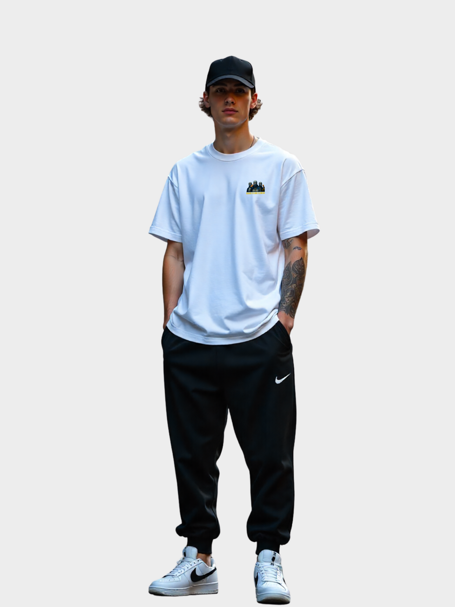 Vyfinity Storm Crew T-Shirt in Weiß, Modelshot Frontansicht. Kleiner Brustprint mit drei maskierten Figuren, goldener Schrift „Storm Crew“ und dem Spruch „Chaos is our Element“. Lockerer Oversized Streetwear Look mit Cap und Joggerpants.