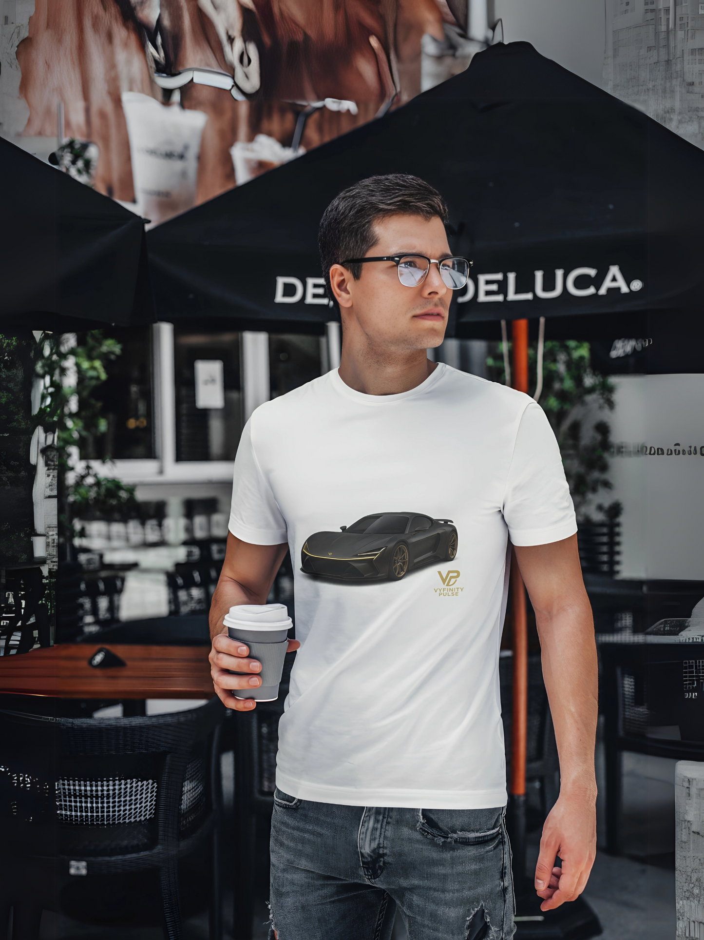 Weißes Vyfinity T-Shirt mit schwarzem VP-Sportwagen-Motiv, getragen in urbaner Straßenszene mit Kaffee