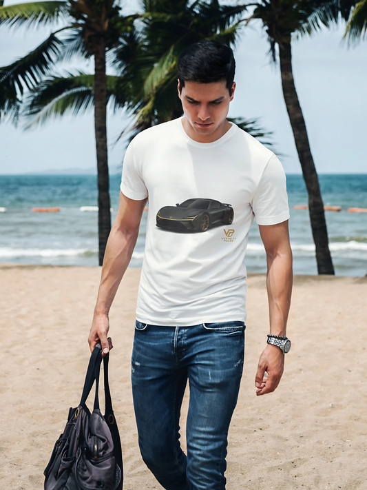 Weißes Vyfinity T-Shirt mit schwarzem VP-Sportwagen-Motiv – lässiger Sommerlook am Strand