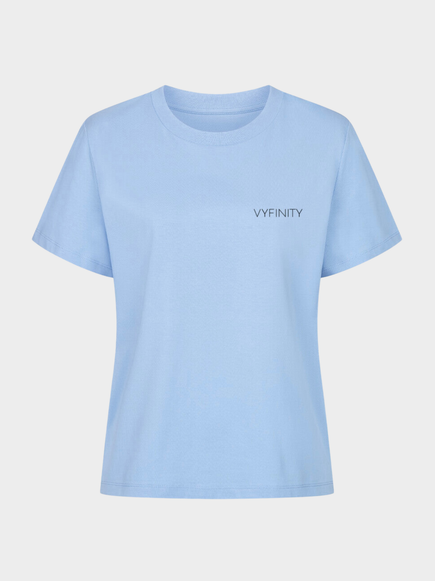 Hellblaues Vyfinity Classic T-Shirt in schlichter Flat-Lay Ansicht. Dezentes Vyfinity Logo auf der Brust links, moderner und minimalistischer Schnitt, ideal für Casual Streetwear Looks.