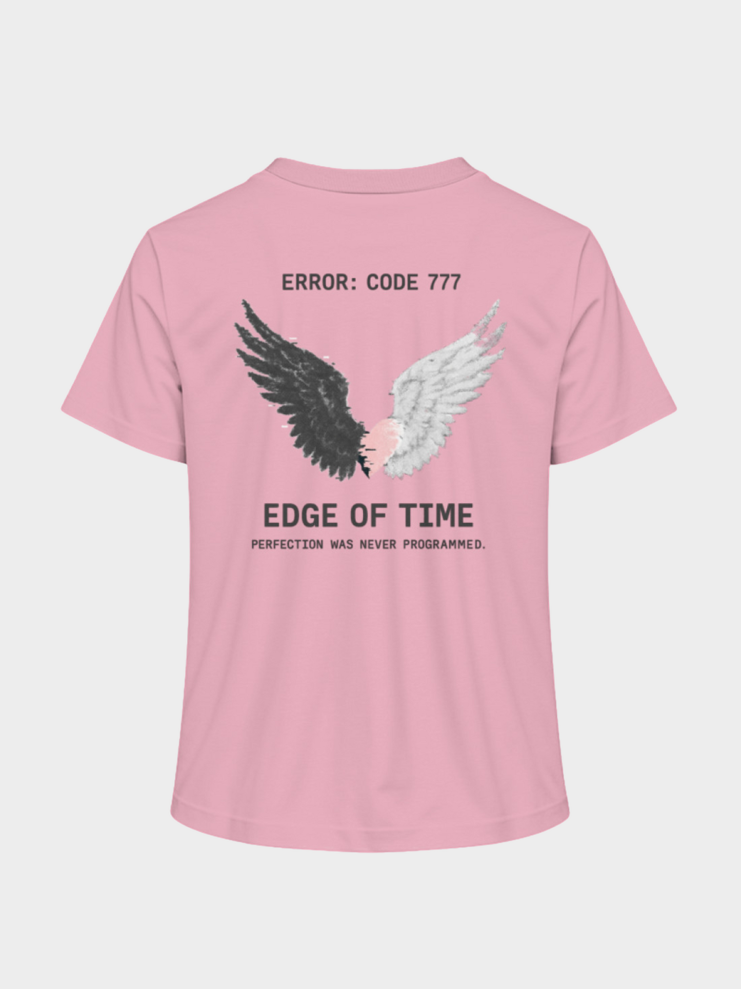 Vyfinity Edge of Time T-Shirt in Rosa, Rückseite. Großes Wing-Design mit schwarzen und weißen Engelsflügeln, rosa Herz in der Mitte und dem Schriftzug „Error: Code 777 – Edge of Time – Perfection was never programmed“. Streetwear Design für Damen.