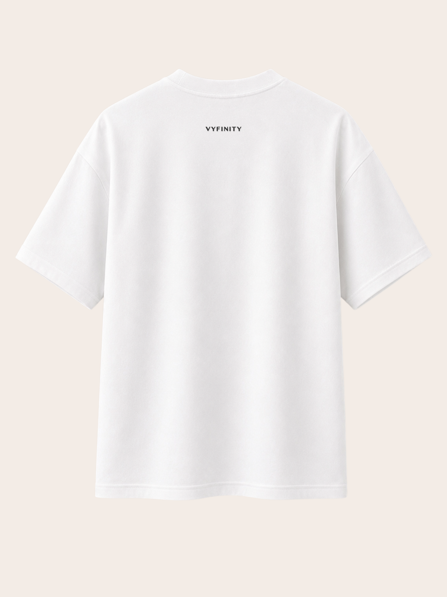 Weißes Vyfinity Relaxed Fit T-Shirt mit kleinem Vyfinity-Logo auf der oberen Rückseite. Hochwertiges Unisex Baumwollshirt im minimalistischen Premium Streetwear Design mit modernem Oversized-Look und cleanem Rücken für Urban Fashion und Casual Wear.