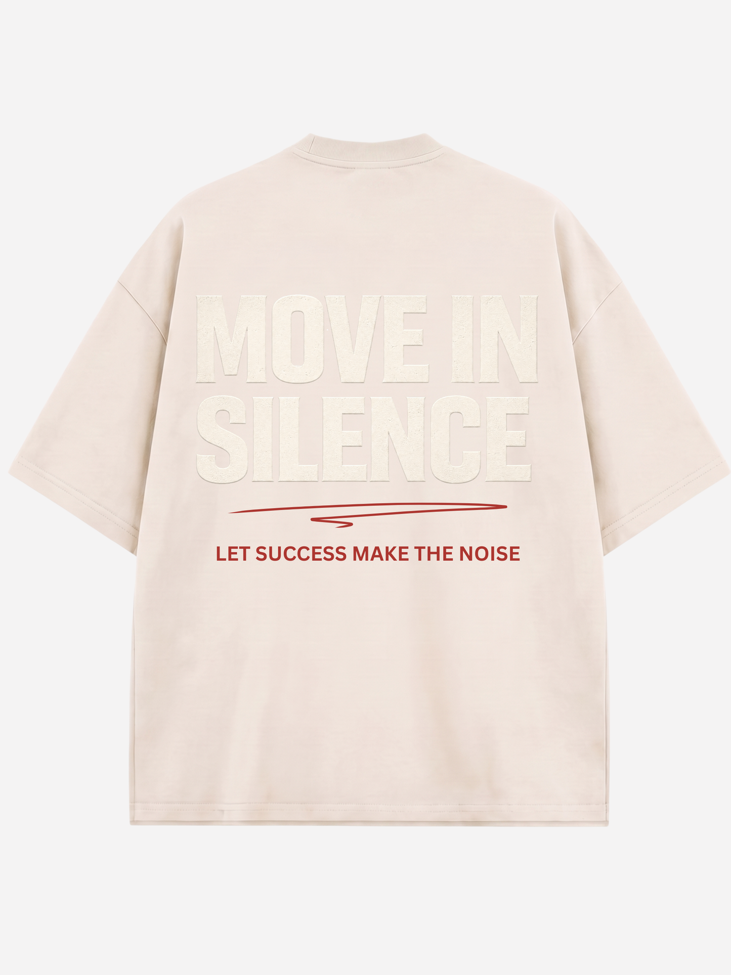 Beiges Oversized T-Shirt für Herren mit großem MOVE IN SILENCE Rückenprint und roter Typografie. Modernes Streetwear Shirt aus hochwertiger Baumwolle mit hochwertigem Statement Design.