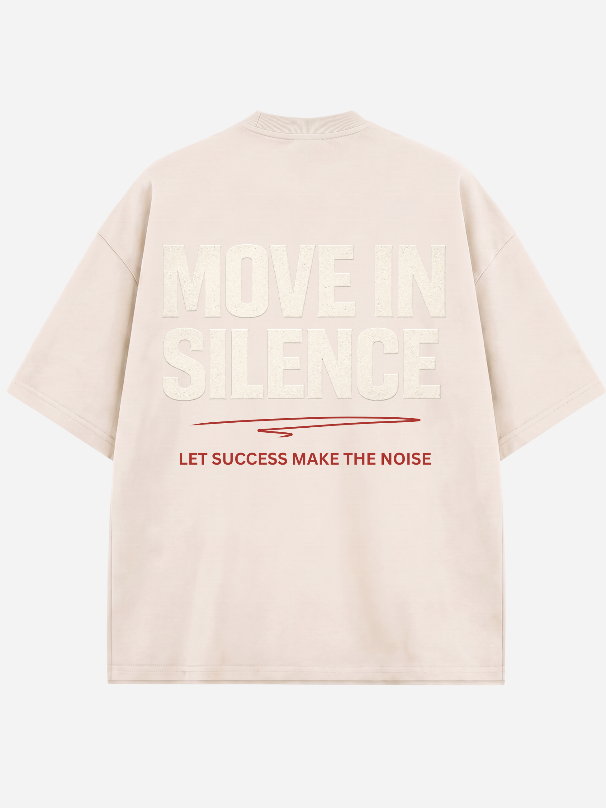 Beiges Oversized T-Shirt für Herren mit großem MOVE IN SILENCE Rückenprint und roter Typografie. Modernes Streetwear Shirt aus hochwertiger Baumwolle mit hochwertigem Statement Design.