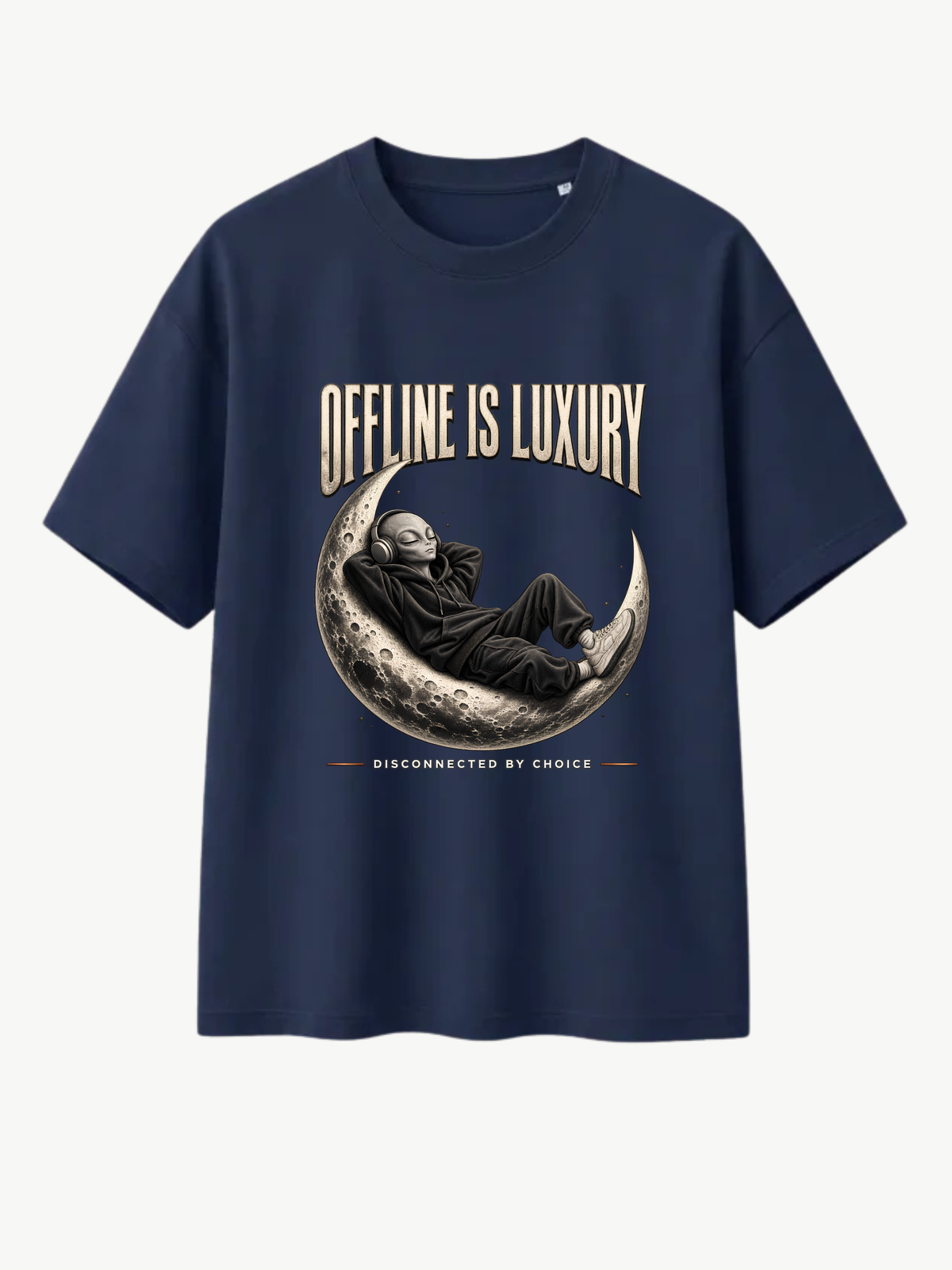 Dunkelblaues/Navy Oversized T-Shirt mit großem „OFFLINE IS LUXURY“-Frontprint. Im Zentrum liegt eine entspannte Alien-Figur im schwarzen Hoodie mit Kopfhörern auf einer detailreichen Mondsichel. Darunter der Schriftzug „DISCONNECTED BY CHOICE“. Premium Streetwear-Look mit starkem Creme-, Grau- und Schwarz-Kontrast auf Navy.