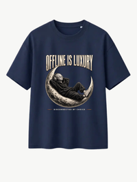 Dunkelblaues/Navy Oversized T-Shirt mit großem „OFFLINE IS LUXURY“-Frontprint. Im Zentrum liegt eine entspannte Alien-Figur im schwarzen Hoodie mit Kopfhörern auf einer detailreichen Mondsichel. Darunter der Schriftzug „DISCONNECTED BY CHOICE“. Premium Streetwear-Look mit starkem Creme-, Grau- und Schwarz-Kontrast auf Navy.