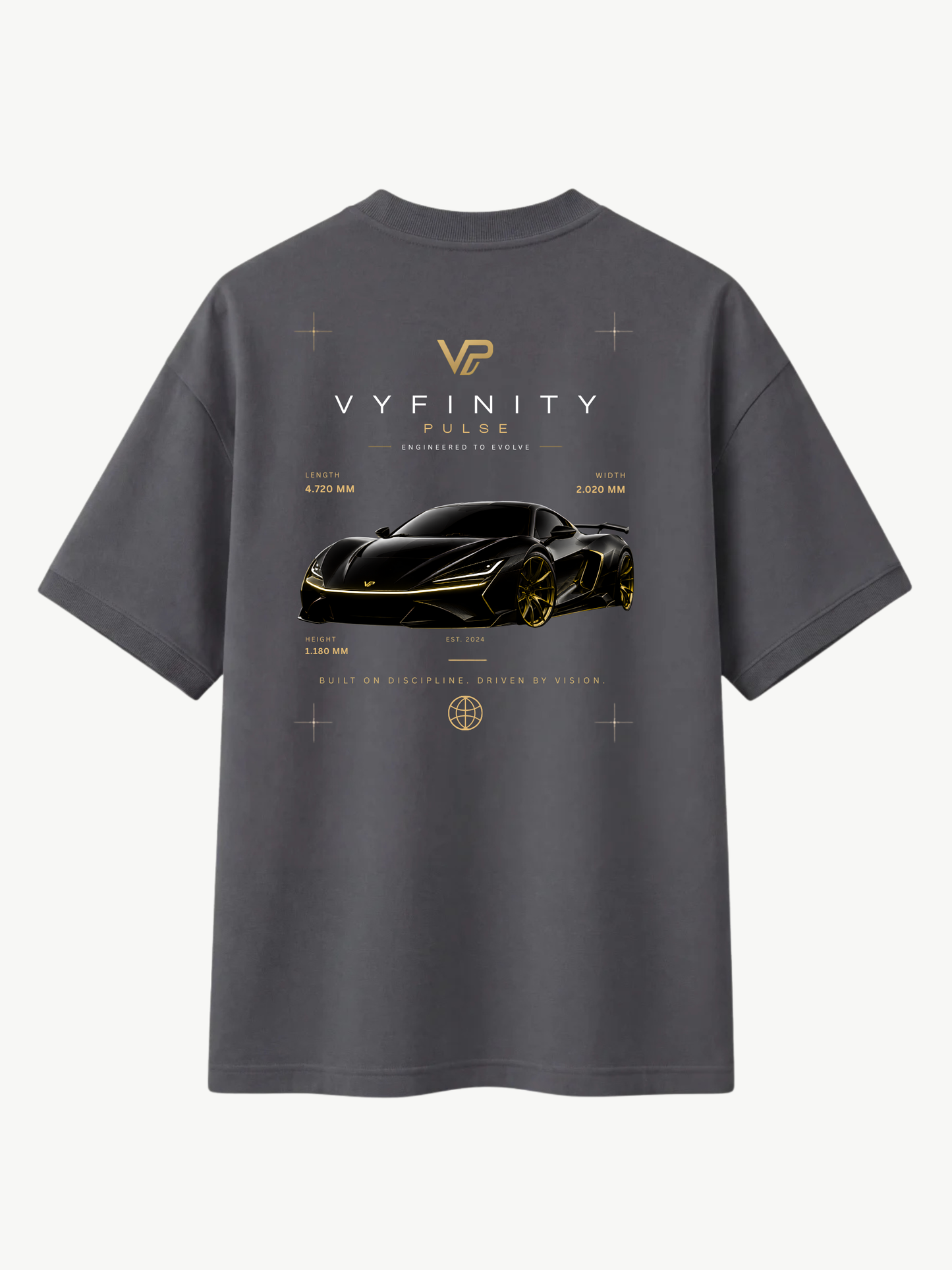 VYFINITY PULSE anthrazitfarbenes Oversize-T-Shirt in Rückansicht mit großem schwarzem Sportwagen-Backprint, goldfarbenen Details, VYFINITY-Logo und futuristischem Premium-Streetwear-Design auf weißem Hintergrund.