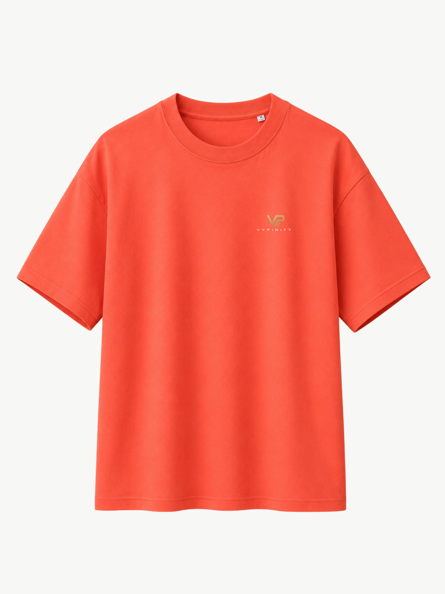 VYFINITY PULSE korallrotes Oversize-T-Shirt in Frontansicht mit kleinem goldfarbenem VYFINITY-Logo auf der Brust, minimalistisches Premium-Streetwear-Design auf weißem Hintergrund.