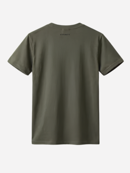 Olivgrünes Damen T-Shirt Rückansicht mit kleinem Vyfinity Nackenlogo. Zeitloses Streetwear Fashion Shirt aus hochwertiger Baumwolle mit modernem und minimalistischem Look.