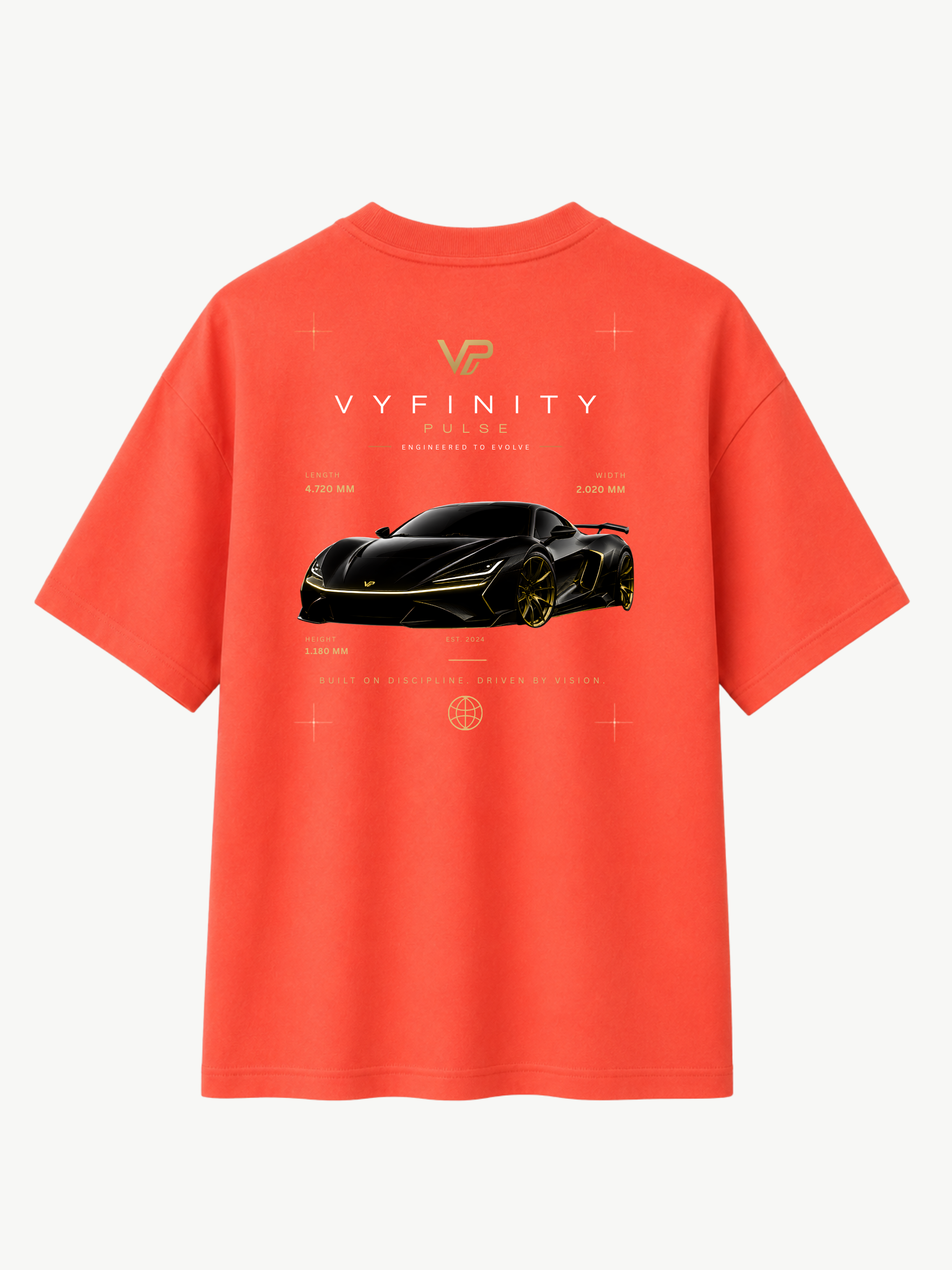 VYFINITY PULSE korallrotes Oversize-T-Shirt in Rückenansicht mit großem Motorsport-inspiriertem Backprint, schwarzem Supersportwagen sowie weiß-goldenem VYFINITY-Schriftzug auf weißem Hintergrund.