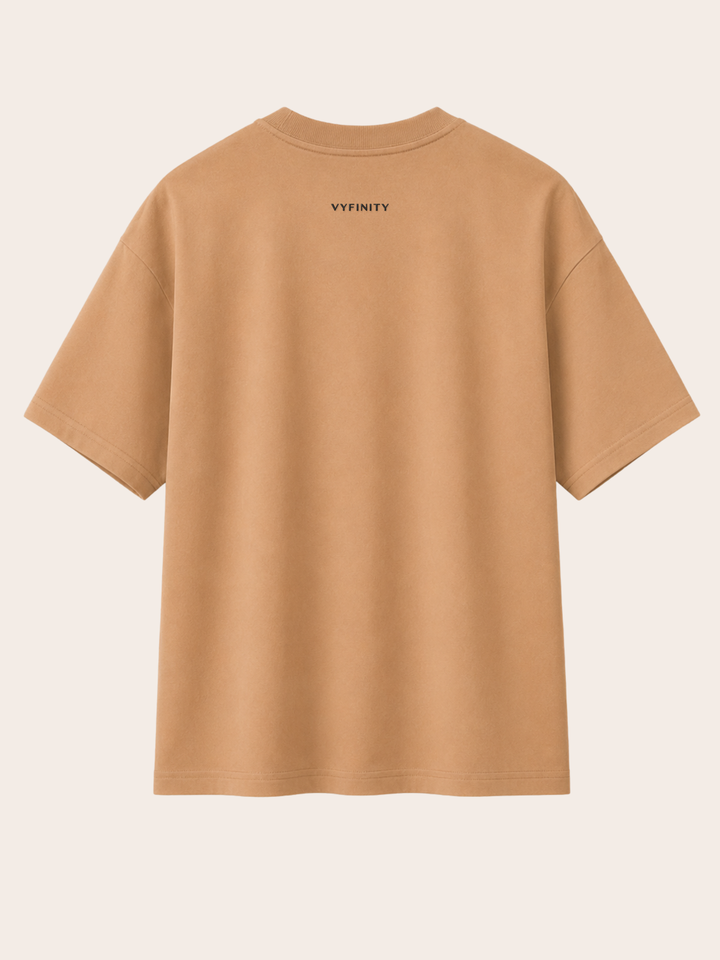 Beigebraunes Vyfinity Relaxed Fit T-Shirt mit großem „UNBROKEN“-Frontprint. Hochwertiges Unisex Baumwollshirt mit ausdrucksstarkem Schwarz-Weiß-Porträt einer Frau und goldener Typografie im modernen Premium Streetwear- und Urban Fashion Design.