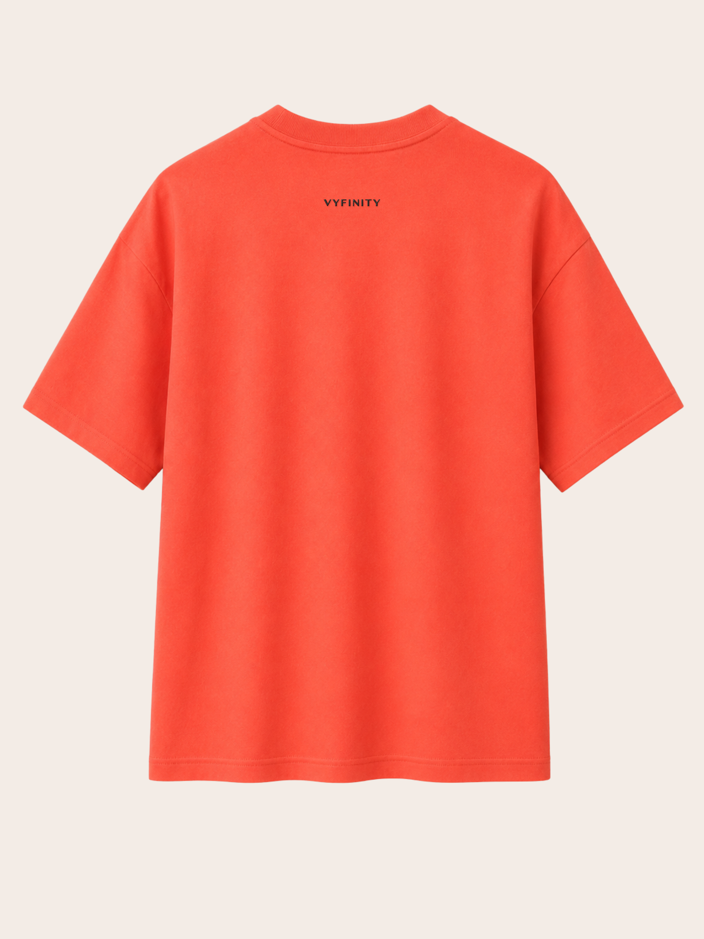 Korallenrotes Vyfinity Relaxed Fit T-Shirt mit kleinem Vyfinity-Logo auf der oberen Rückseite. Hochwertiges Unisex Baumwollshirt im minimalistischen Premium Streetwear Design mit modernem Oversized-Look und cleanem Rücken für Urban Fashion und Casual Wear.