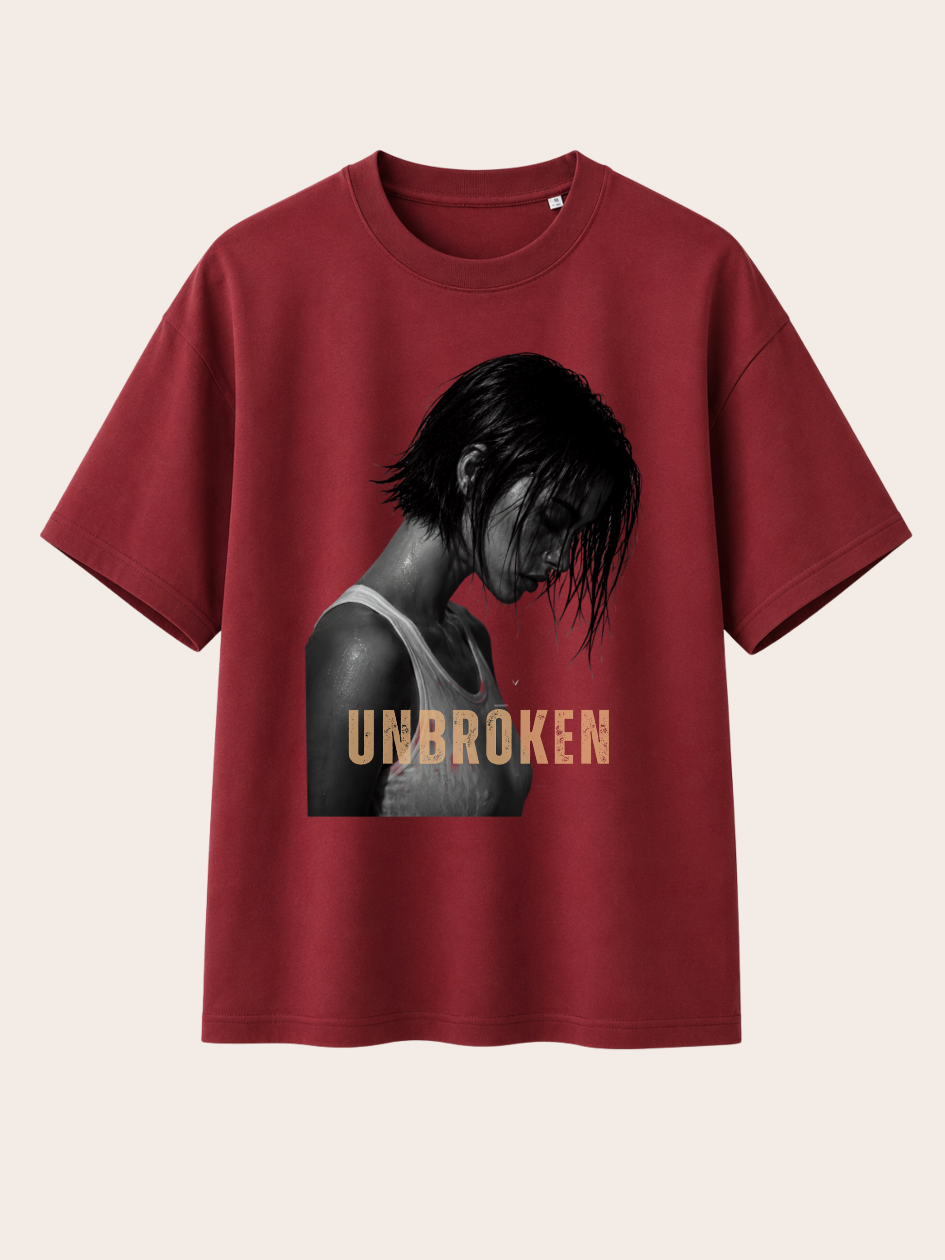 Bordeauxrotes Vyfinity Relaxed Fit T-Shirt mit großem „UNBROKEN“-Frontprint. Hochwertiges Unisex Streetwear Shirt aus Baumwolle mit ausdrucksstarkem Schwarz-Weiß-Porträt einer Frau und goldener Typografie im minimalistischen Premium Urban Fashion Design.