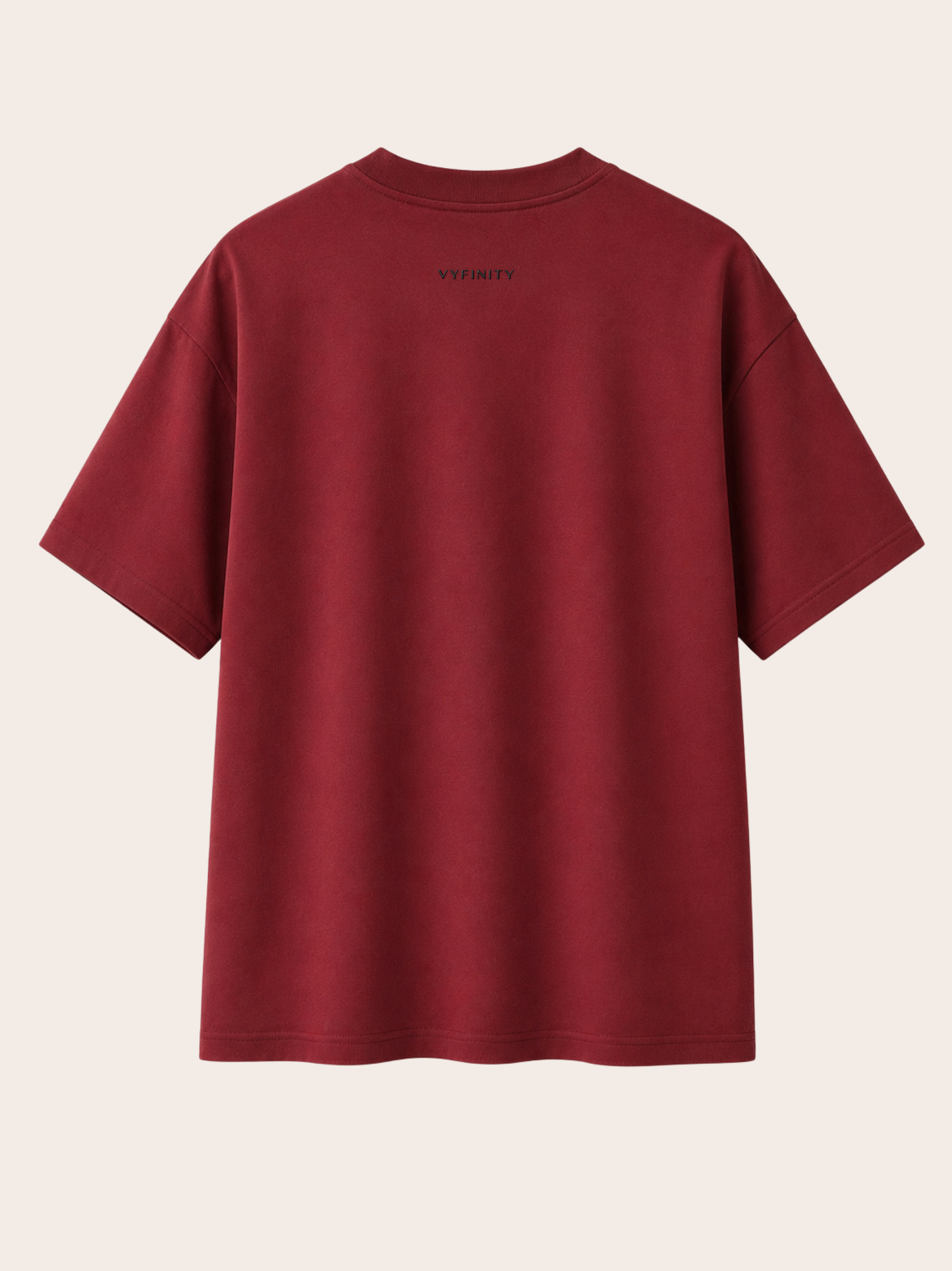 Rückansicht eines bordeauxroten Vyfinity Relaxed Fit T-Shirts aus hochwertiger Baumwolle mit dezentem Vyfinity-Logo im Nacken. Premium Unisex Streetwear Shirt mit lockerer Passform, minimalistischem Design und modernem Urban Fashion Look.