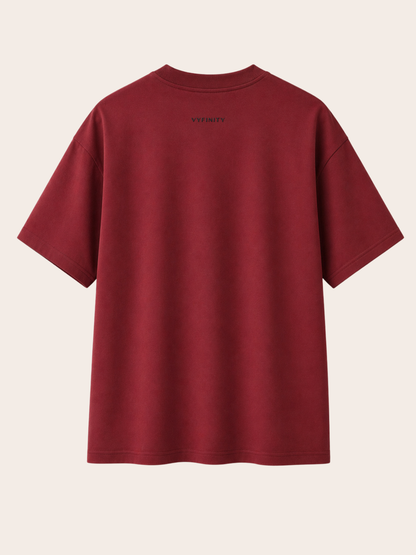 Rückansicht eines bordeauxroten Vyfinity Relaxed Fit T-Shirts aus hochwertiger Baumwolle mit dezentem Vyfinity-Logo im Nacken. Premium Unisex Streetwear Shirt mit lockerer Passform, minimalistischem Design und modernem Urban Fashion Look.