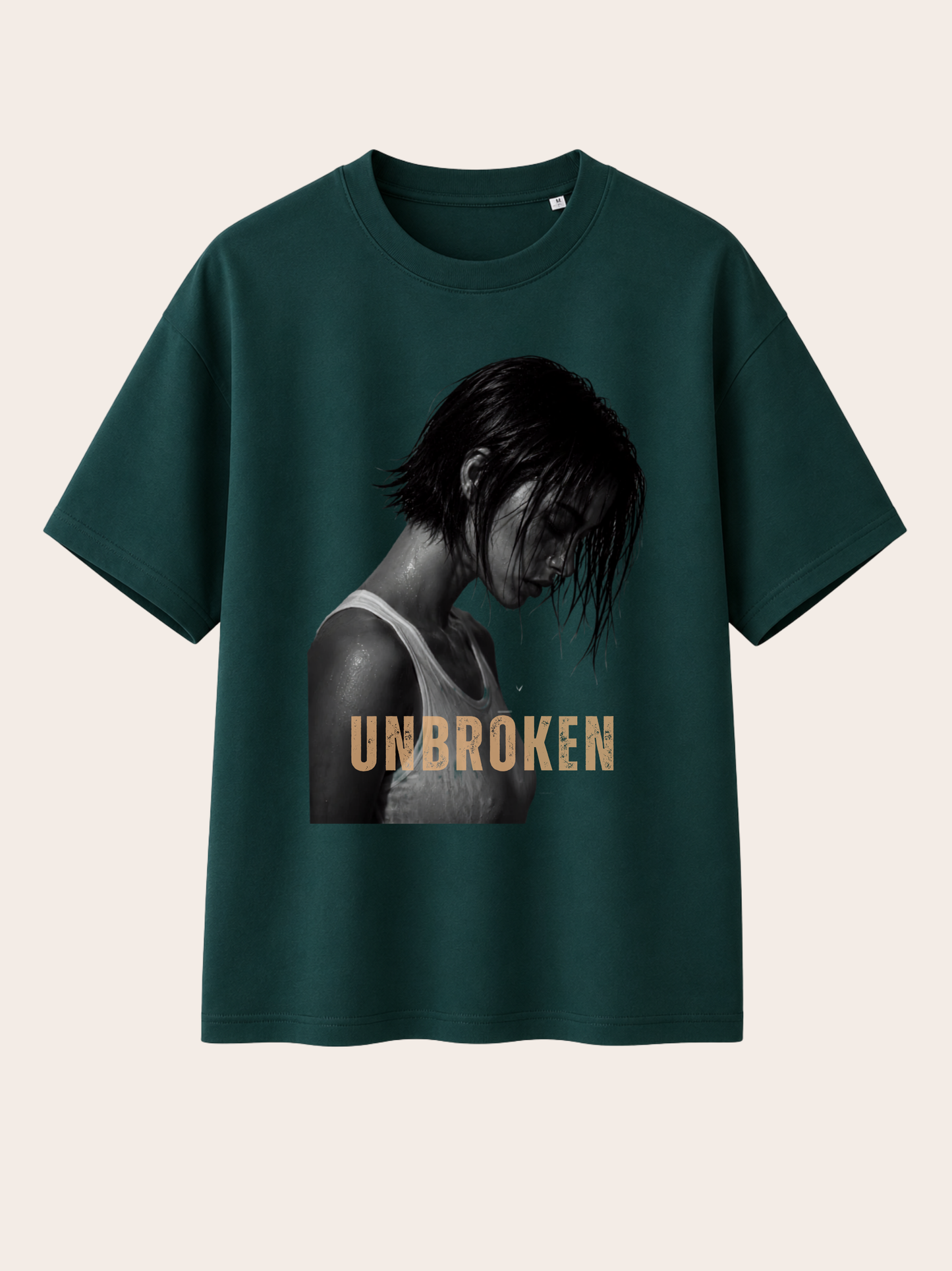 Vorderansicht eines dunkelgrünen Vyfinity Relaxed Fit T-Shirts mit „UNBROKEN“-Print. Premium Unisex Streetwear aus hochwertiger Baumwolle mit modernem Grafikdesign, lockerer Passform und minimalistischem Urban Fashion Look für Damen und Herren.
