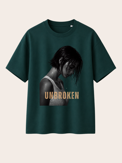 Vorderansicht eines dunkelgrünen Vyfinity Relaxed Fit T-Shirts mit „UNBROKEN“-Print. Premium Unisex Streetwear aus hochwertiger Baumwolle mit modernem Grafikdesign, lockerer Passform und minimalistischem Urban Fashion Look für Damen und Herren.