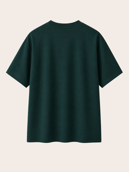 Rückansicht eines dunkelgrünen Vyfinity Relaxed Fit T-Shirts aus hochwertiger Baumwolle mit dezentem Vyfinity-Logo im Nacken. Minimalistisches Premium Unisex Streetwear Shirt mit lockerer Passform, cleanem Design und modernem Urban Fashion Look.