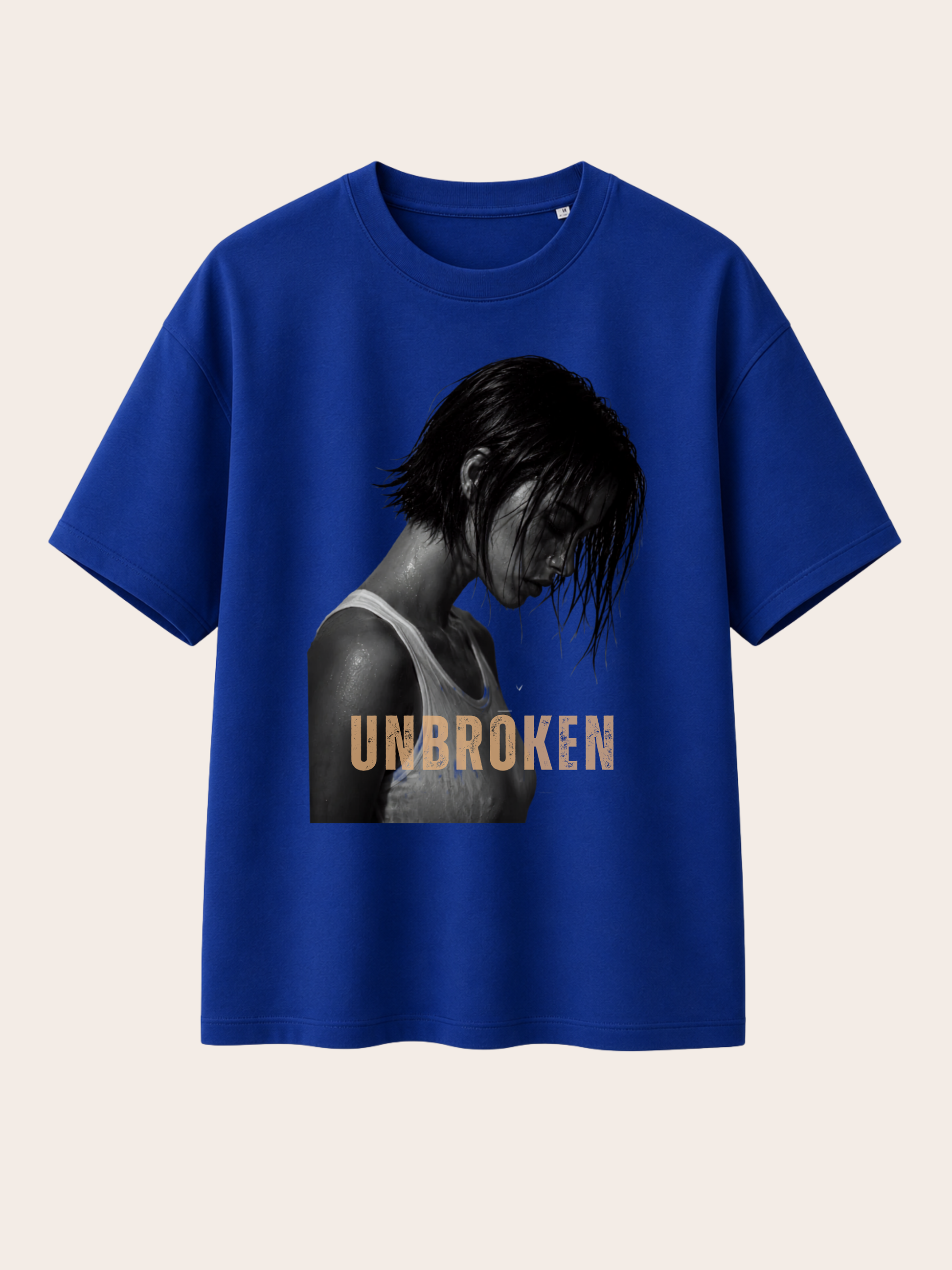 Vorderansicht eines blauen Vyfinity Relaxed Fit T-Shirts mit „UNBROKEN“-Print. Premium Unisex Streetwear aus hochwertiger Baumwolle mit modernem Grafikdesign, lockerer Passform und minimalistischem Urban Fashion Look für Damen und Herren.