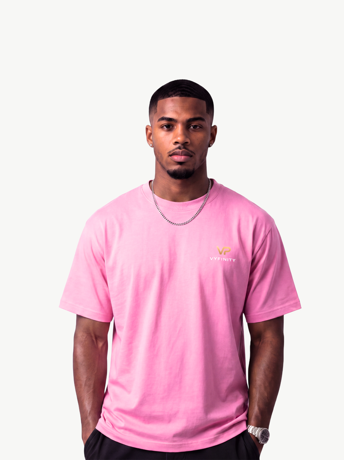 VYFINITY rosa Oversize-T-Shirt für Herren mit minimalistischem VP-Logo auf der Brust, getragen von männlichem Model vor weißem Studiohintergrund – moderner Premium-Streetwear-Look.