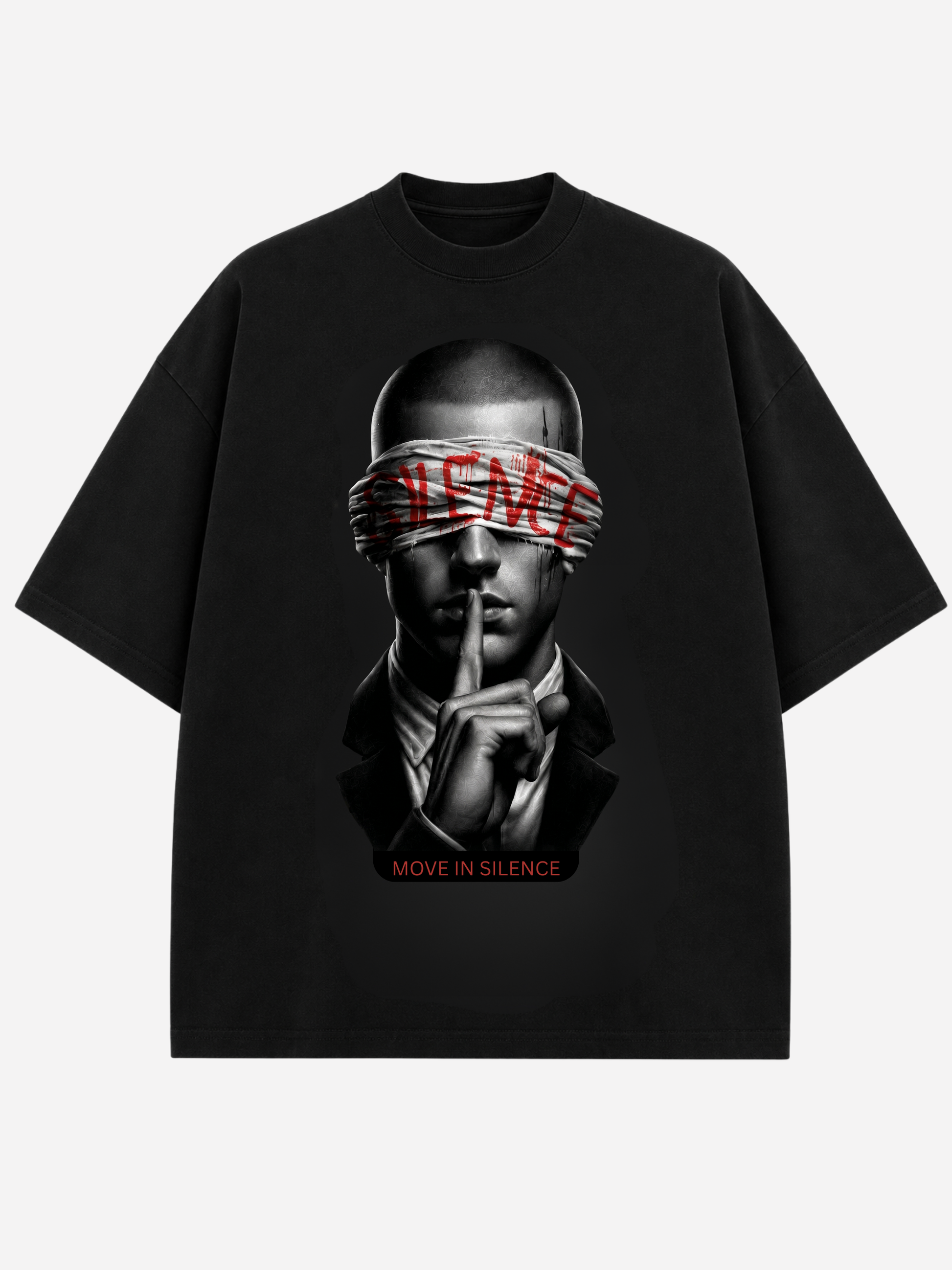 Schwarzes Oversized T-Shirt für Herren mit MOVE IN SILENCE Motiv, schwarz-weißem Porträt und roter Schrift. Premium Streetwear Shirt aus hochwertiger Baumwolle mit modernem Urban Fashion Design.