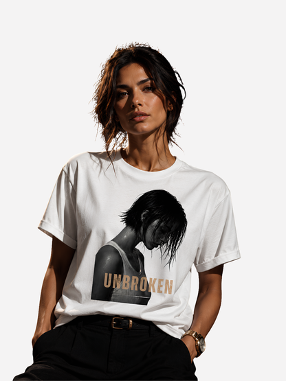 Attraktive Frau trägt weißes Damen T-Shirt mit UNBROKEN Print, schwarz-weißem Frauenporträt und goldener Schrift. Modernes Streetwear Shirt für Damen, minimalistisches Fashion Design aus hochwertiger Baumwolle.