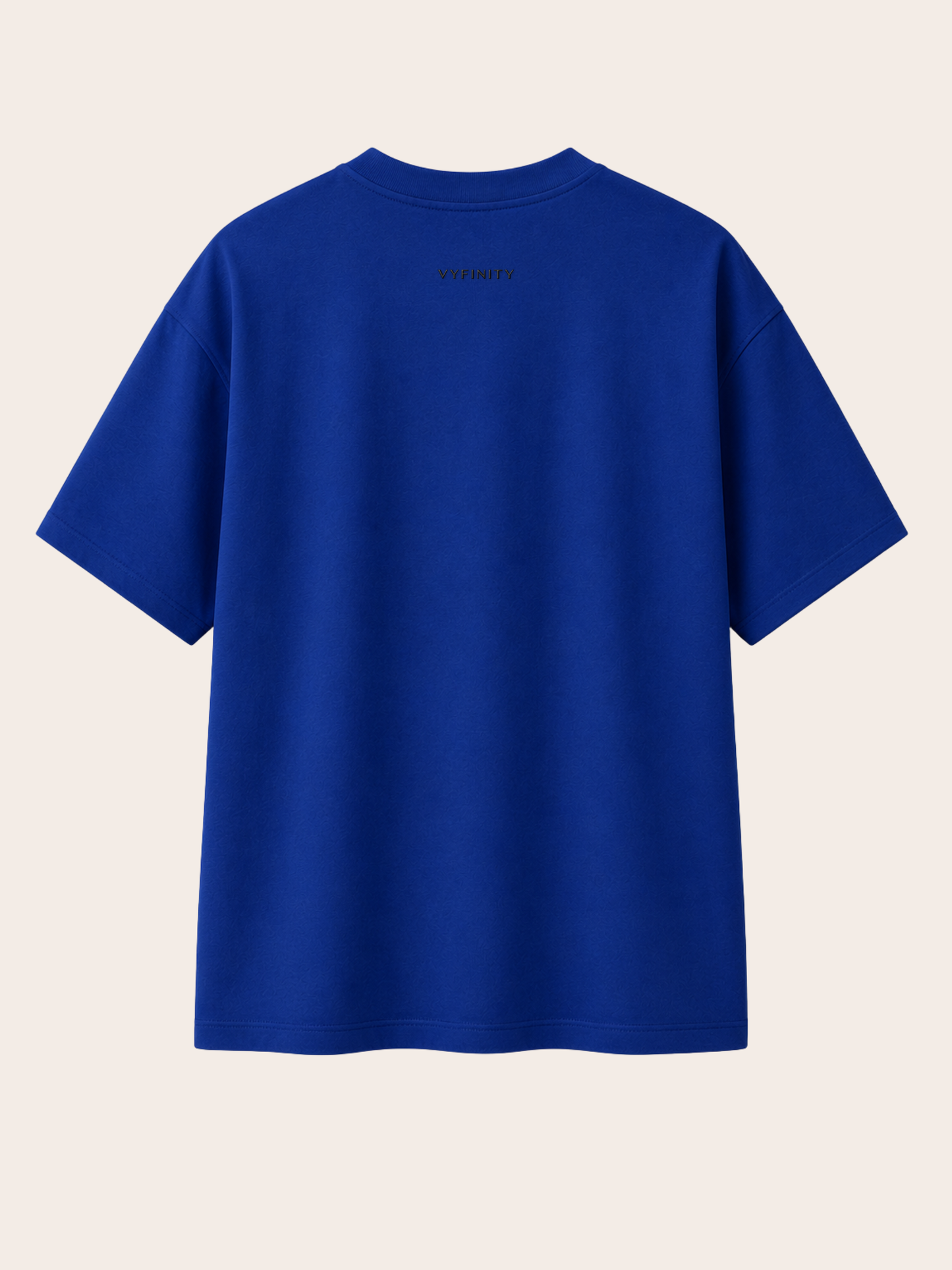Rückansicht eines blauen Vyfinity Relaxed Fit T-Shirts aus hochwertiger Baumwolle mit minimalistischem Vyfinity-Logo im Nacken. Premium Streetwear Shirt mit lockerer Passform, cleanem Design und modernem Unisex-Look für Alltag und Urban Fashion.