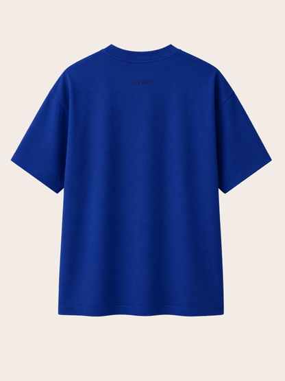Rückansicht eines blauen Vyfinity Relaxed Fit T-Shirts aus hochwertiger Baumwolle mit minimalistischem Vyfinity-Logo im Nacken. Premium Streetwear Shirt mit lockerer Passform, cleanem Design und modernem Unisex-Look für Alltag und Urban Fashion.