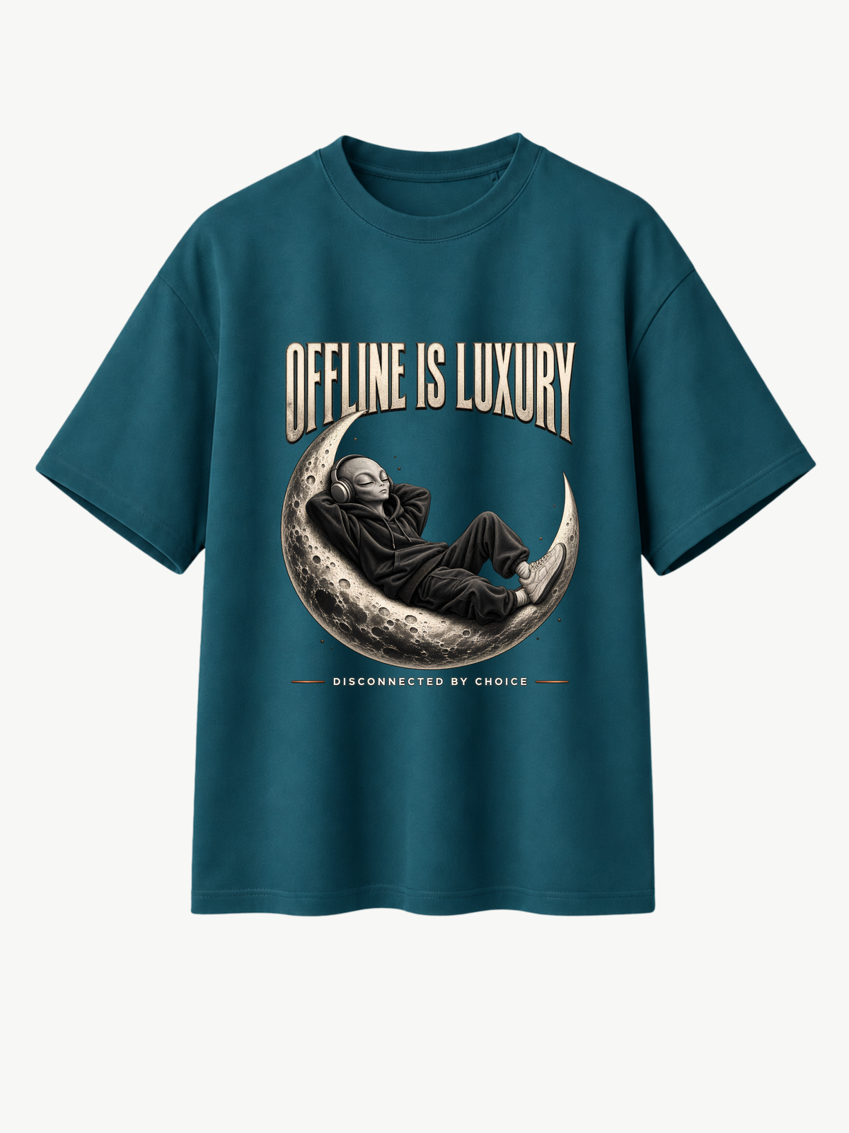 Petrolfarbenes Oversized T-Shirt mit großem „OFFLINE IS LUXURY“-Frontprint. Das Motiv zeigt eine entspannte Alien-Figur im Hoodie mit Kopfhörern, die auf einer Mondsichel liegt. Darunter steht „DISCONNECTED BY CHOICE“. Modernes VYFINITY Streetwear-Design mit cleanem Look.