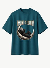 Petrolfarbenes Oversized T-Shirt mit großem „OFFLINE IS LUXURY“-Frontprint. Das Motiv zeigt eine entspannte Alien-Figur im Hoodie mit Kopfhörern, die auf einer Mondsichel liegt. Darunter steht „DISCONNECTED BY CHOICE“. Modernes VYFINITY Streetwear-Design mit cleanem Look.