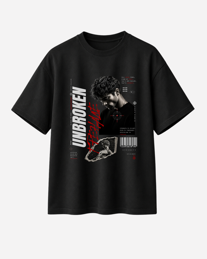 Schwarzes Vyfinity Oversized T-Shirt mit „Unbroken“ Frontprint. Das moderne Streetwear-Design zeigt ein monochromes Männerporträt kombiniert mit roter Typografie, Barcode, technischen Grafikelementen und inspirierenden Statements. Premium Baumwollshirt im Urban- und Luxury-Streetwear-Stil für Damen und Herren.