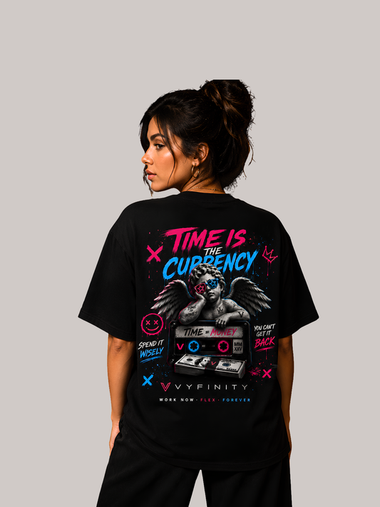 Rückansicht einer Frau im schwarzen VYFINITY Oversized Unisex T-Shirt mit großem „Time Is the Currency“ Rückenprint. Urban Streetwear Design mit Engel, Kassette, Geldmotiven sowie Neonfarben in Pink und Blau – modernes Premium Fashion Mockup auf neutralem Hintergrund.