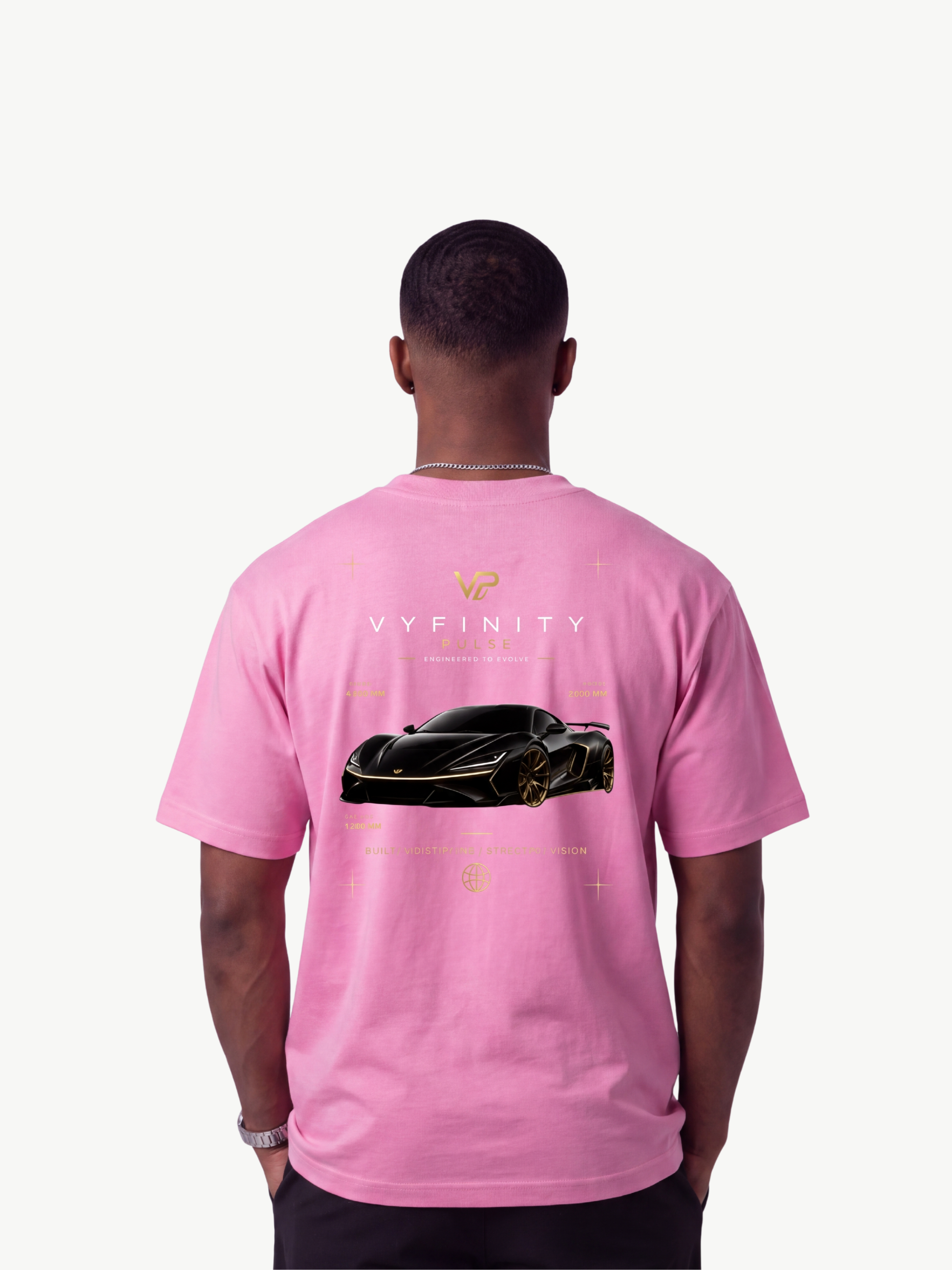 VYFINITY rosa Oversize-T-Shirt für Herren in Rückansicht, getragen von einem Model, mit großem PULSE Sportwagen-Backprint, VYFINITY-Logo und futuristischen Grafikdetails vor weißem Studiohintergrund.