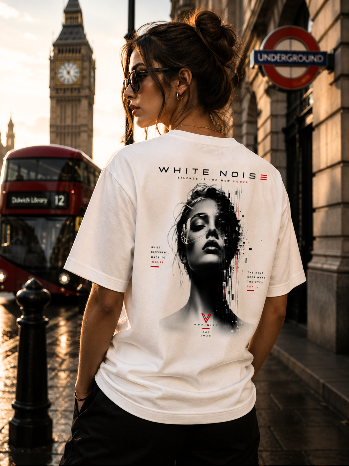 Frau trägt ein weißes VYFINITY Oversized Unisex T-Shirt mit großem “WHITE NOISE”-Backprint vor der Londoner Skyline mit Big Ben und rotem Doppeldeckerbus. Futuristisches schwarz-weißes Frauenporträt mit digitalem Glitch-Effekt und roten Akzenten im Premium Streetwear-Design.