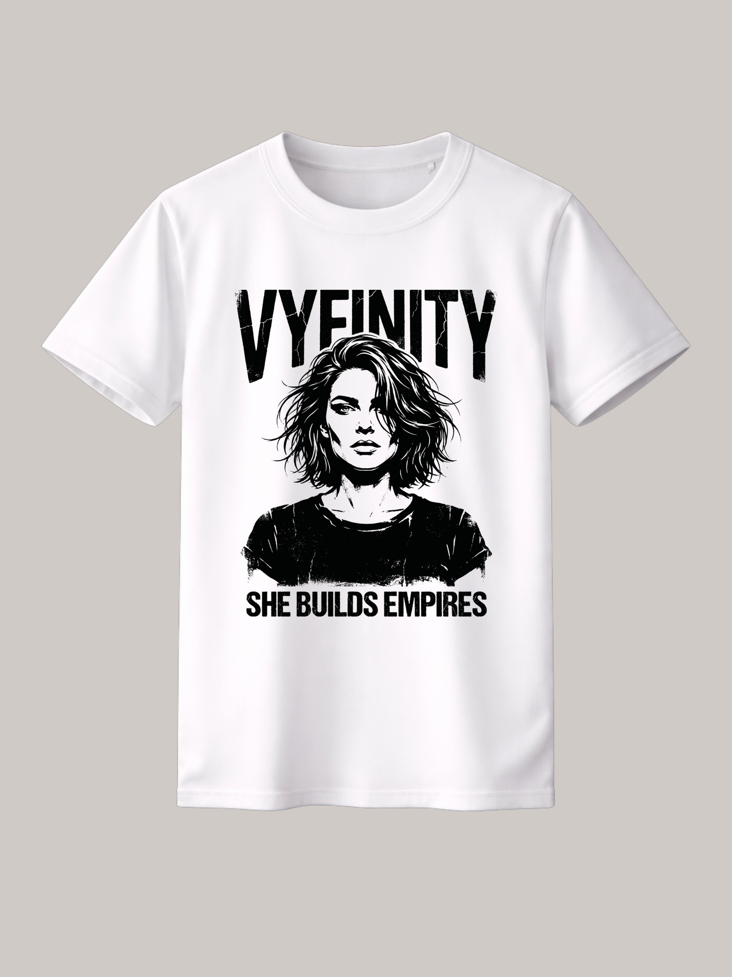 Weißes Vyfinity Damen T-Shirt mit SHE BUILDS EMPIRES Grafik und schwarz-weißem Frauenporträt. Hochwertiges Baumwollshirt im modernen Streetwear-Stil mit inspirierendem Statement Print.