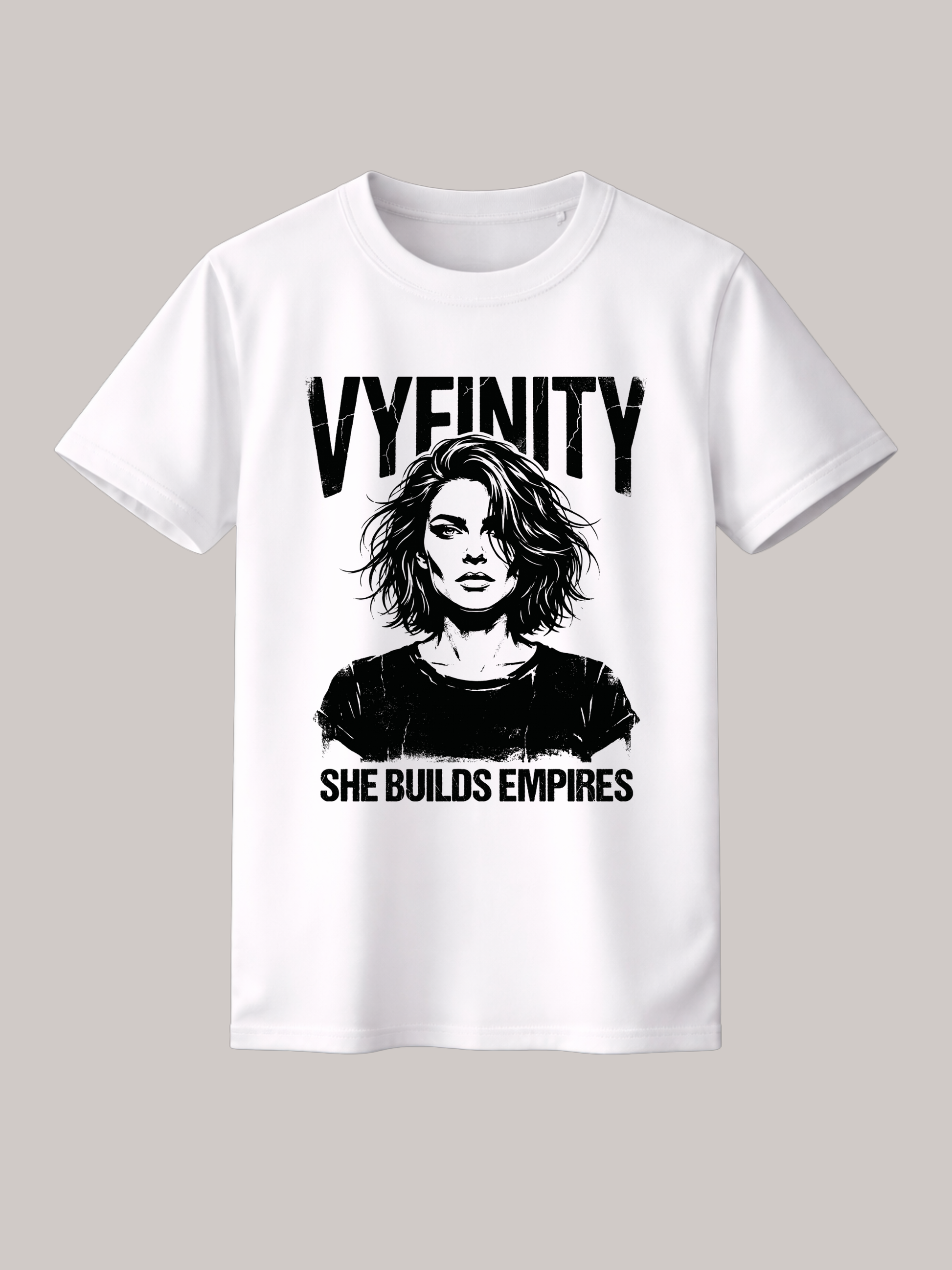 Weißes Vyfinity Damen T-Shirt mit SHE BUILDS EMPIRES Grafik und schwarz-weißem Frauenporträt. Hochwertiges Baumwollshirt im modernen Streetwear-Stil mit inspirierendem Statement Print.