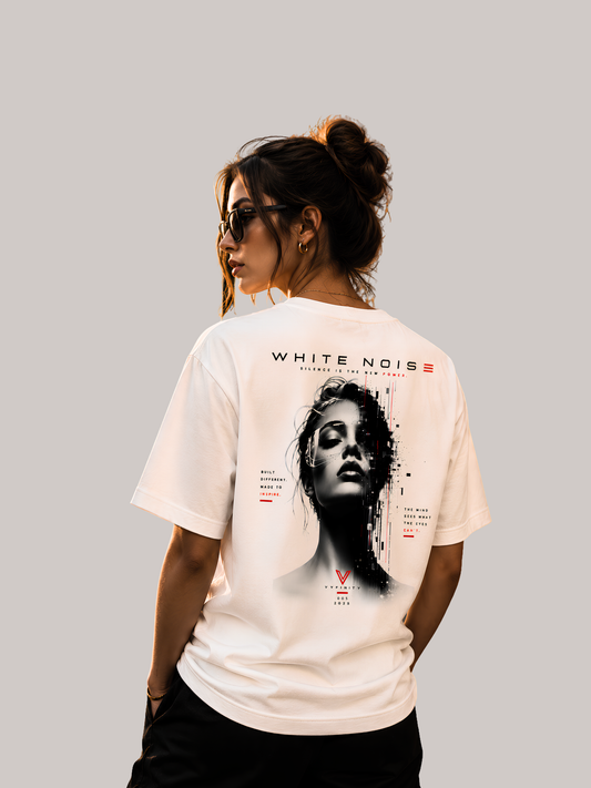 Rückansicht einer jungen Frau mit Dutt und Sonnenbrille im weißen VYFINITY Oversized T-Shirt mit großem „WHITE NOISE“-Backprint im modernen Glitch-Art-Design. Das Premium-Streetwear-Shirt wird in einer stilvollen Lifestyle-Aufnahme präsentiert und betont den lockeren Unisex-Fit sowie den auffälligen Rückenprint.