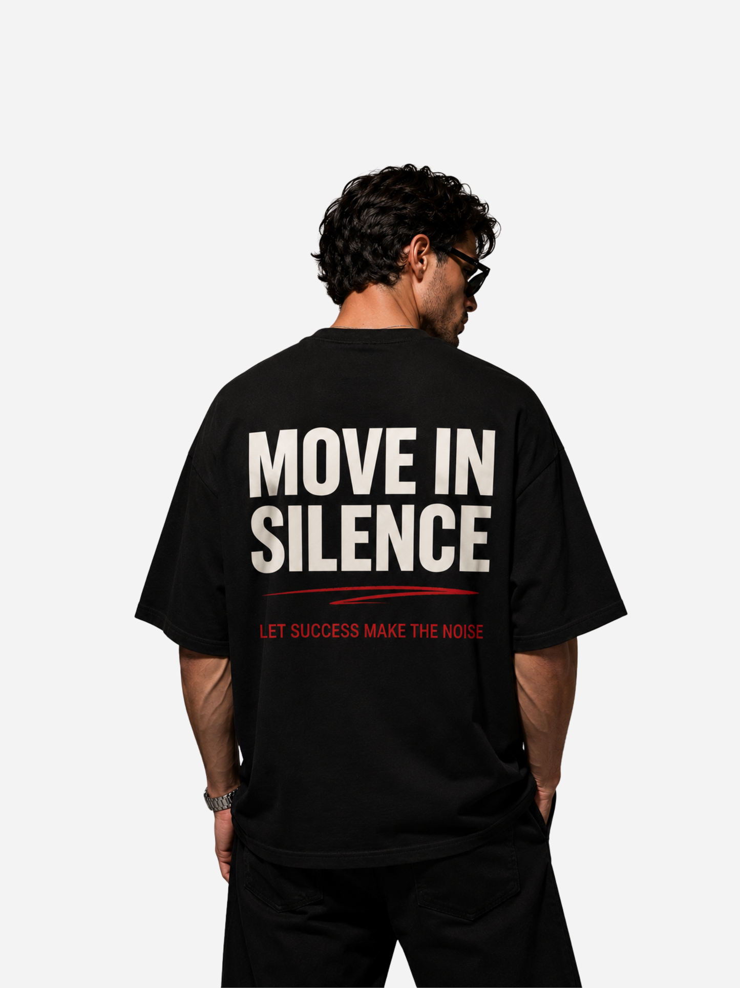 Rückenansicht eines schwarzen Oversized Herren T-Shirts mit MOVE IN SILENCE Statement und roter Typografie. Modernes Streetwear Shirt aus hochwertiger Baumwolle mit urbanem Fashion Design.