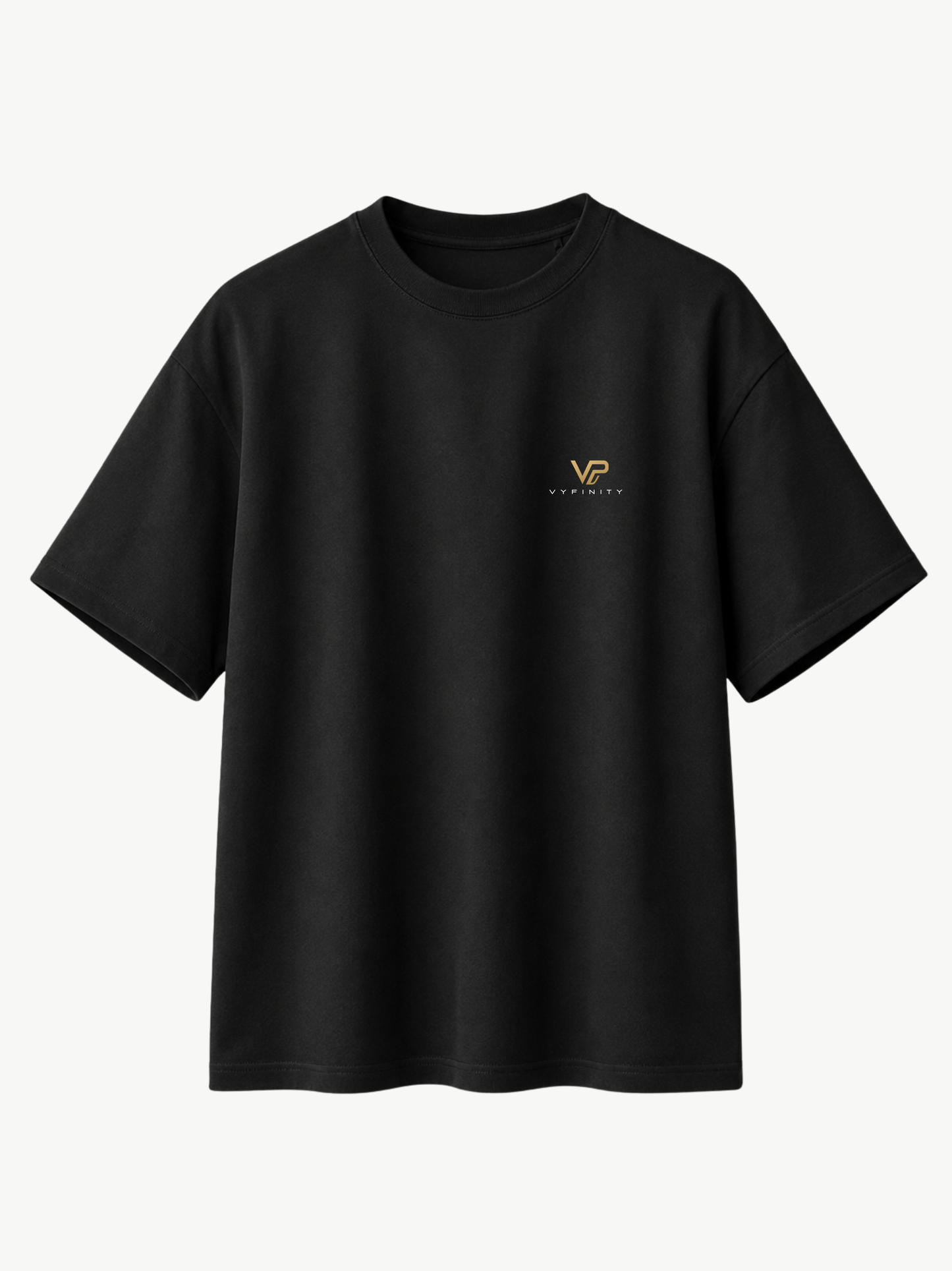 VYFINITY schwarzes Oversize-T-Shirt in Frontansicht mit minimalistischem goldfarbenem VP-Logo und VYFINITY-Schriftzug auf der Brust, freigestellte Premium-Streetwear vor weißem Hintergrund.