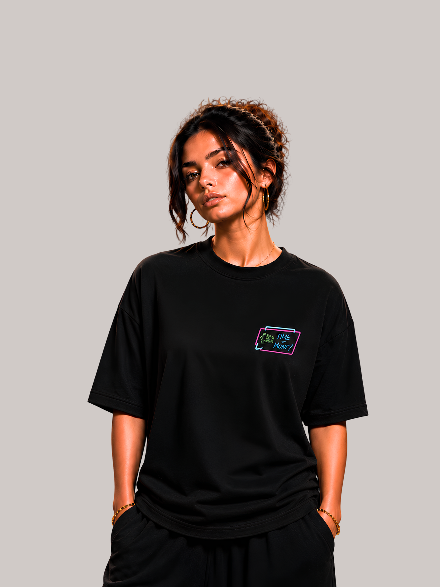 Frau trägt ein schwarzes VYFINITY Oversized Unisex T-Shirt mit kleinem „Time Is Money“ Brustlogo in Neonfarben. Modernes Premium Streetwear Mockup mit entspanntem Relaxed Fit auf neutralem Hintergrund – minimalistisches Fashion Design aus hochwertiger Bio-Baumwolle.