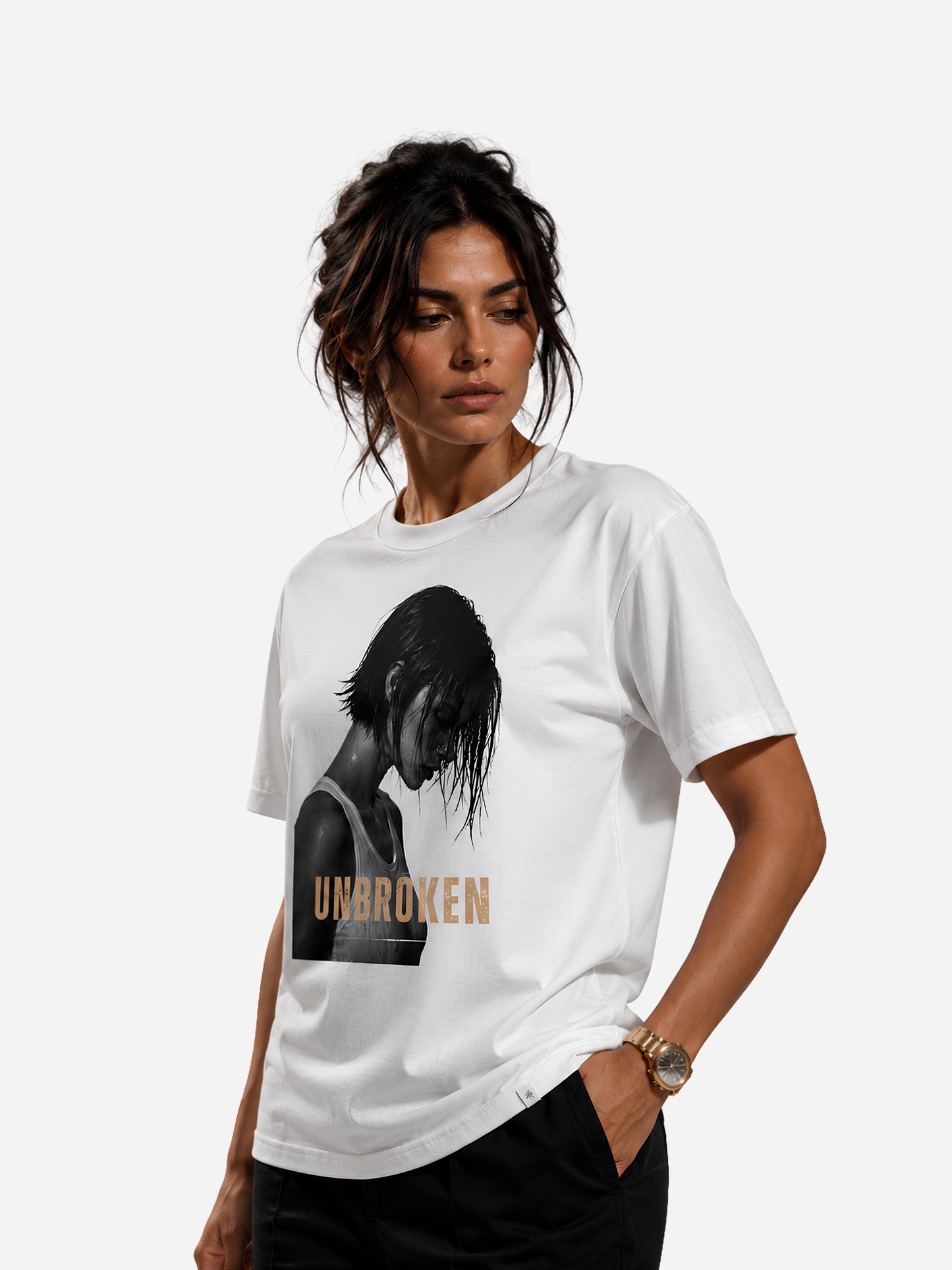 Frau im weißen Damen T-Shirt mit UNBROKEN Print, schwarz-weißem Motiv und goldener Schrift. Modernes Fashion Shirt für Damen mit hochwertigem Streetwear Design.