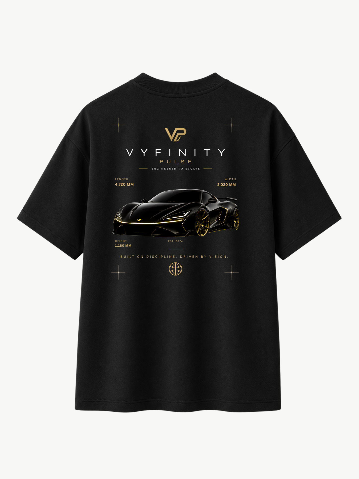 VYFINITY PULSE schwarzes Oversize-T-Shirt in Rückansicht mit großem schwarzem Sportwagen-Backprint, goldfarbenen Details, VYFINITY-Logo und futuristischem Streetwear-Design auf weißem Hintergrund.