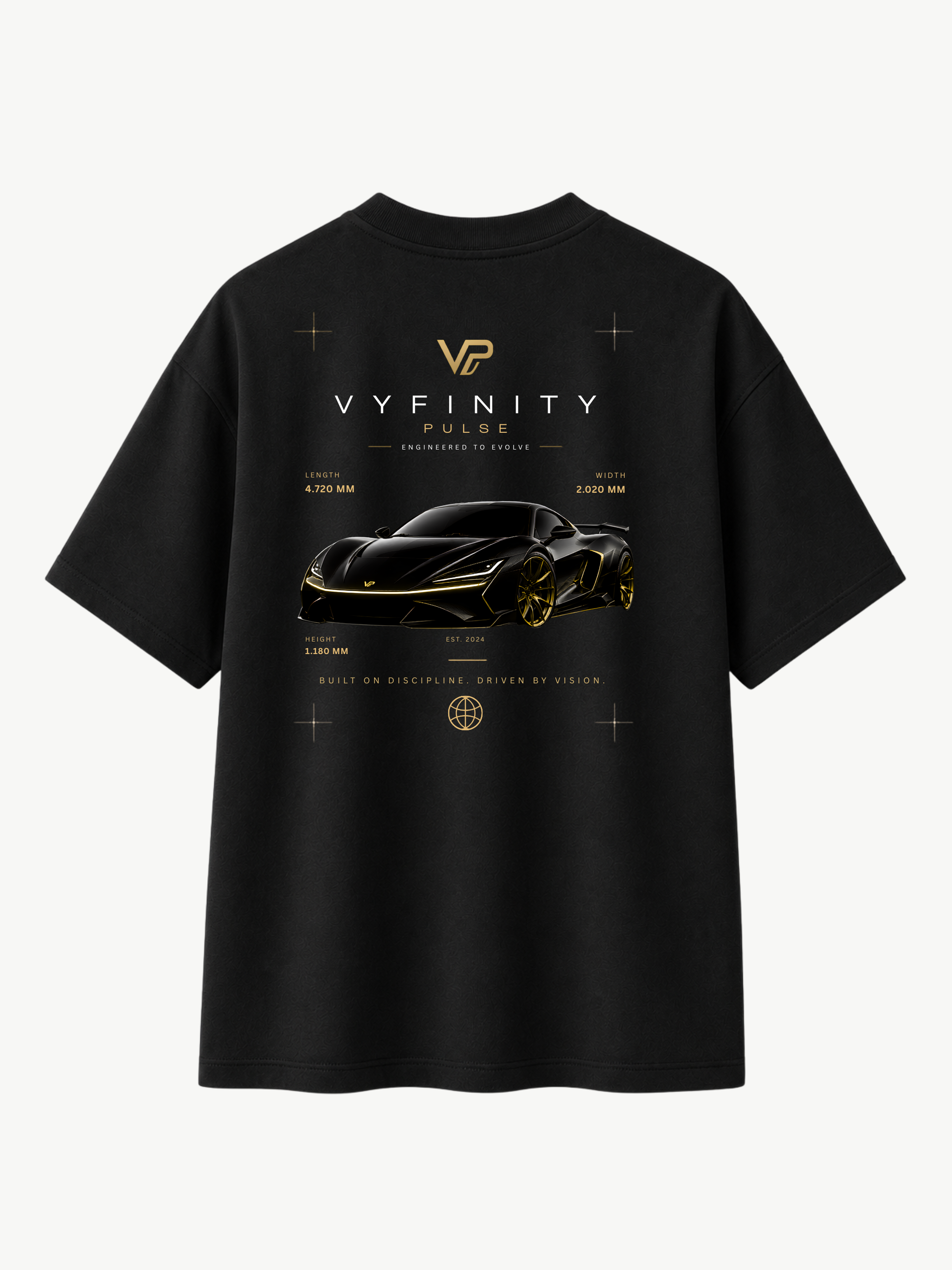 VYFINITY PULSE schwarzes Oversize-T-Shirt in Rückansicht mit großem schwarzem Sportwagen-Backprint, goldfarbenen Details, VYFINITY-Logo und futuristischem Streetwear-Design auf weißem Hintergrund.